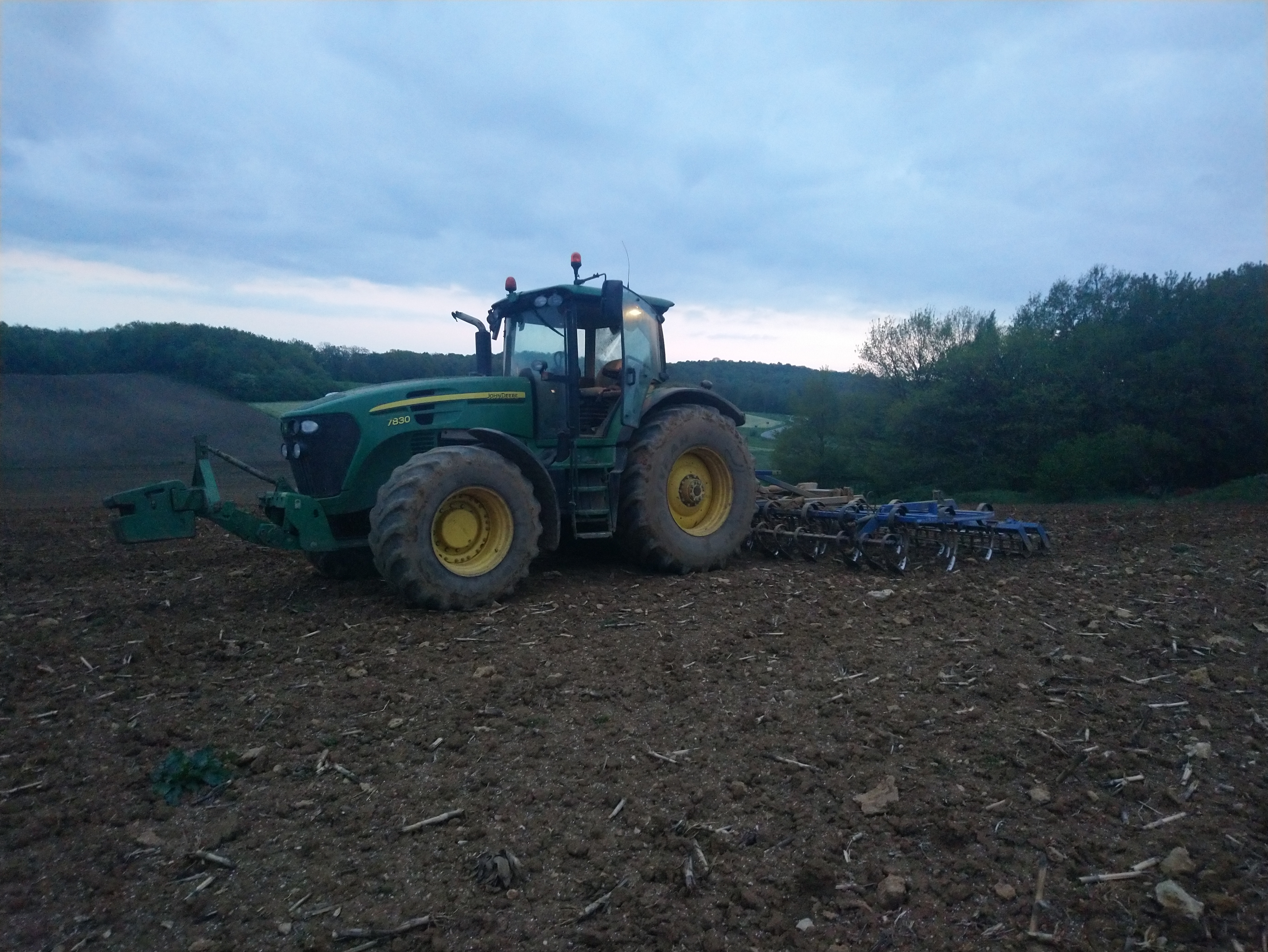 Tracteur au travail dans une parcelle cultivée.